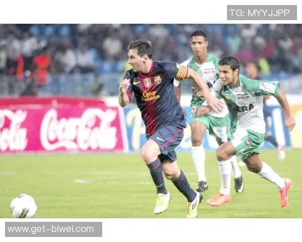 梅西在足球场上的卓越表现与传奇成就令人叹为观止的分析与回顾